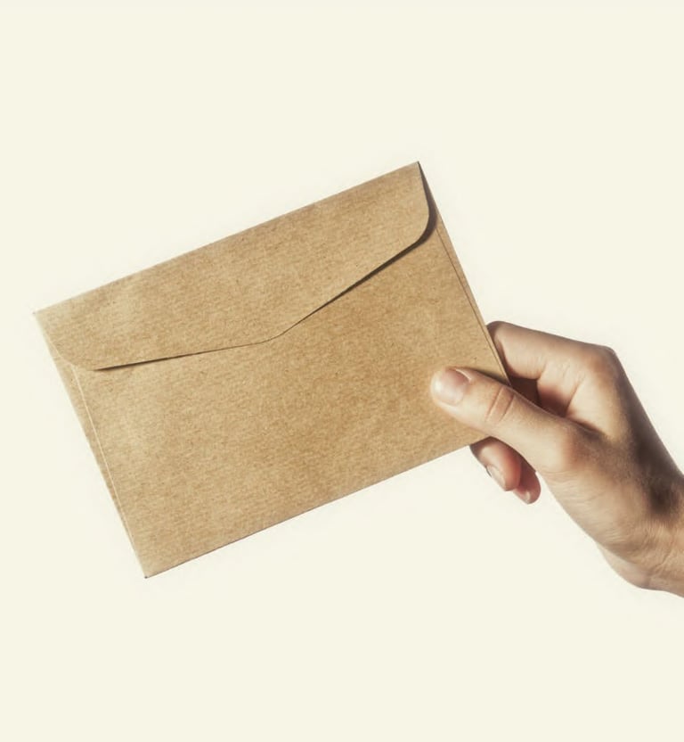 Carta siendo entregada.