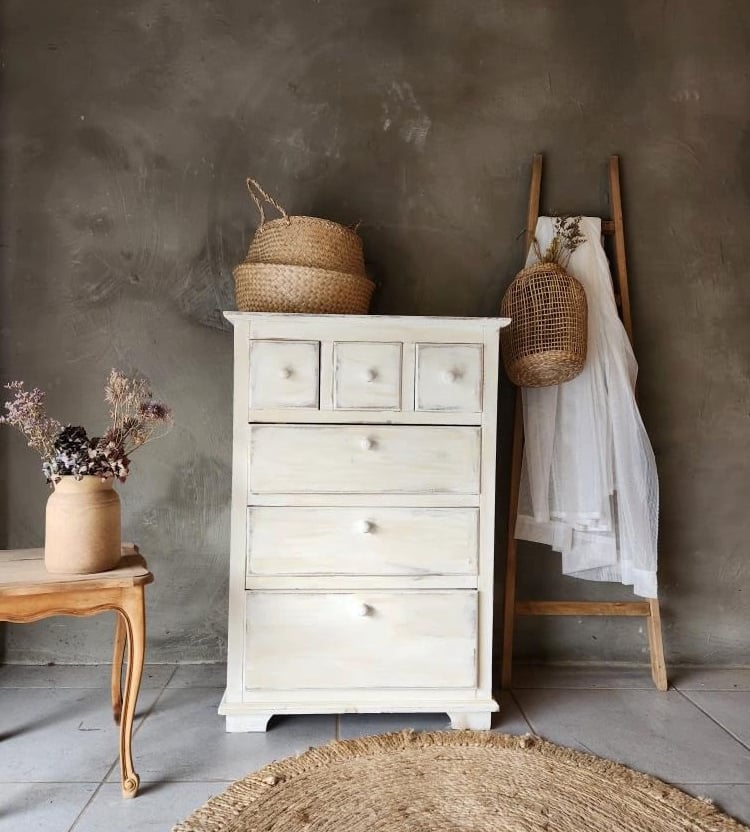 Commode en bois peinte en blanc