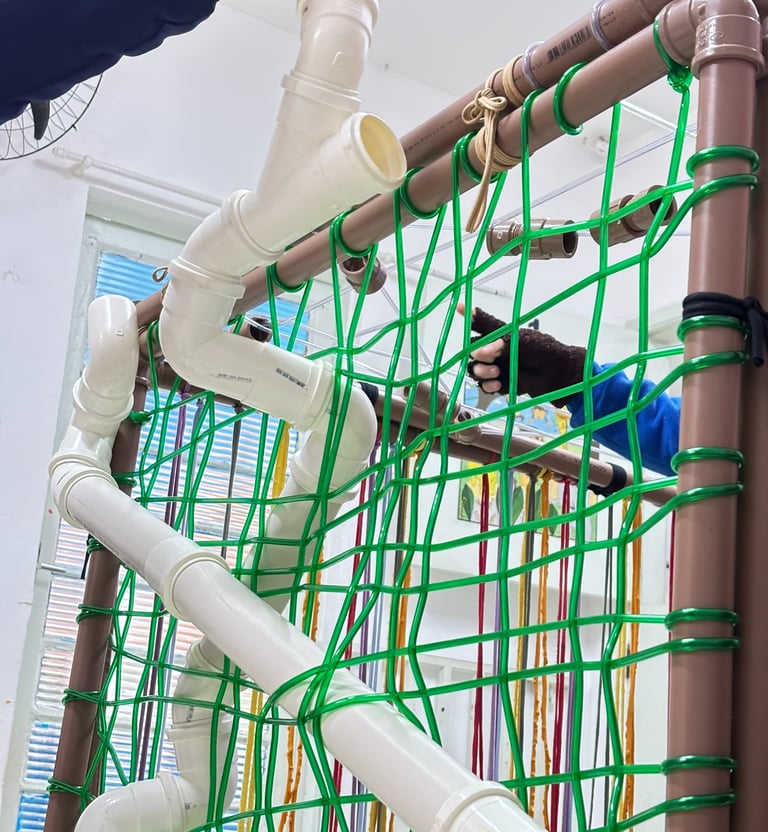 Engenhoca de canos estruturada em uma rede tramada.
