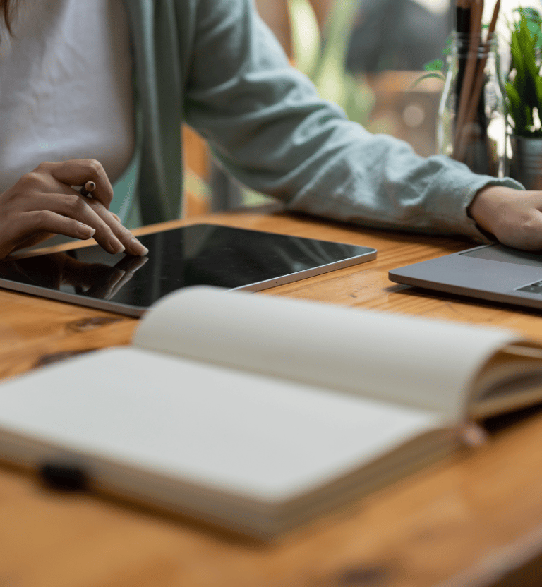 Cours de coréen en ligne, travail sur tablette et ordinateur