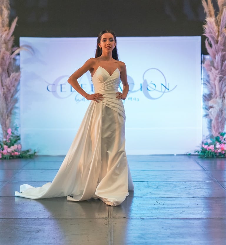 mujer modelando vestido de novia en expo celebraciones