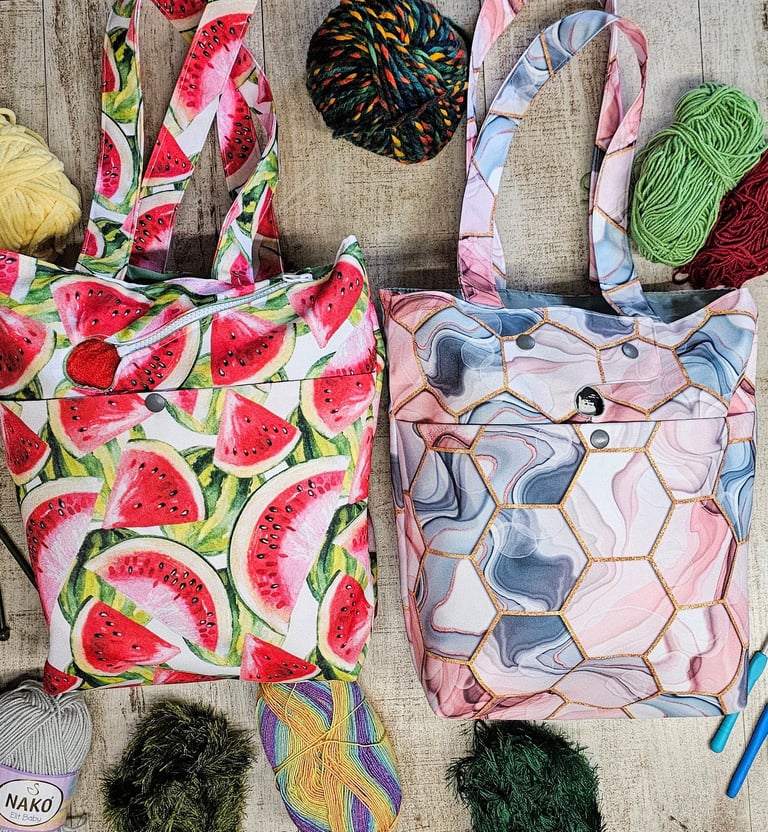 dwe kolorowe torby otoczone włóczkami