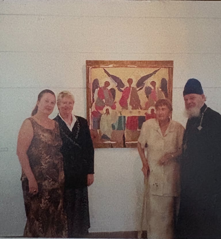 Natalia Kirillova junto a María Plakhova en una de sus exposiciones en Altea