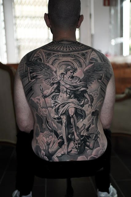 Tatuaje realismo de ángel pisando demonio en la espalda – Dasa Ink Barcelona