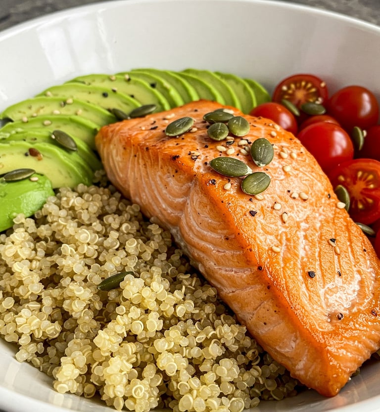 Bowl de Quinoa con Salmón y Aguacate