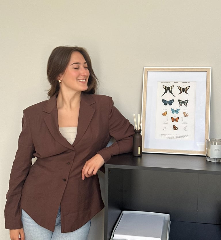 Psicóloga mira feliz su consulta