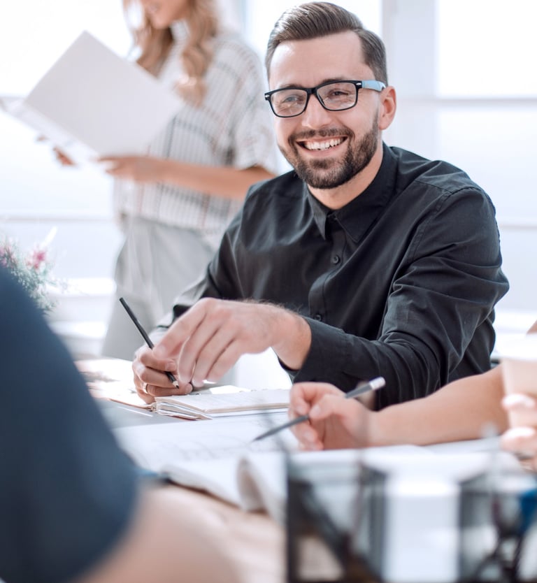 Jeune pro souriant en action lors d’un atelier de coaching Eureka, ambiance dynamique et engageante