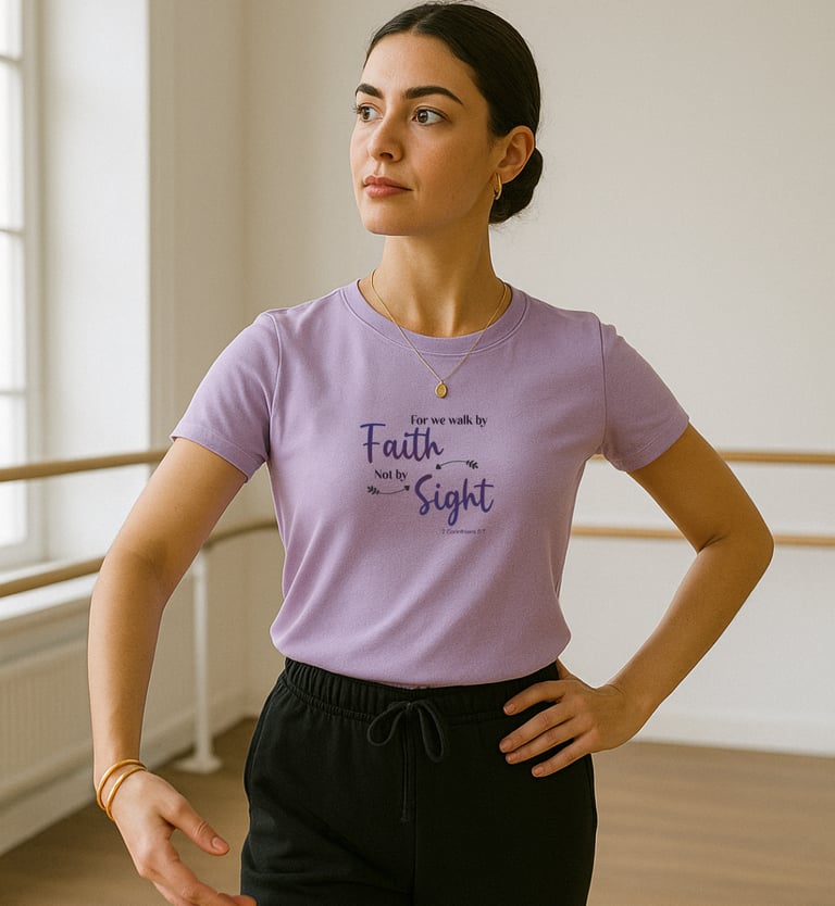 mujer en salón de ballet luciendo una camiseta estampada personalizada