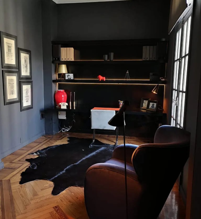 Escritorio diseñado con los cinco sentidos, de estilo moderno y acogedor. 