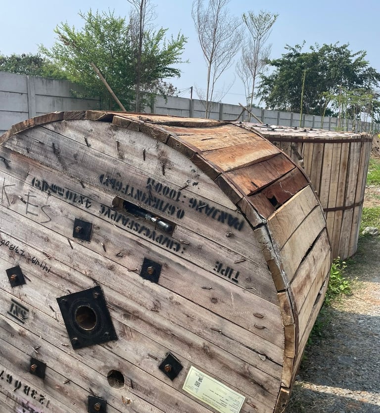 a wooden barrel type barrel with a wooden barrel di lapangan sebelum pemasangan