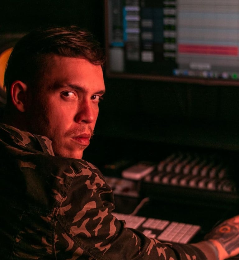 Produtor musical rap trabalhando em estúdio profissional com projeto aberto no computador