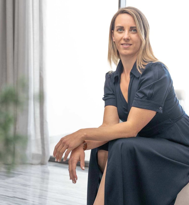 Kinderwunsch Expertin Melissa sitzt auf einer Couch