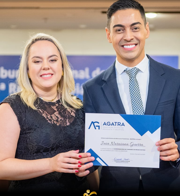 Um homem e uma mulher segurando um certificado para uma empresa