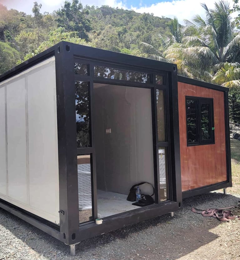 Maison extensible moderne en cours d'installation.