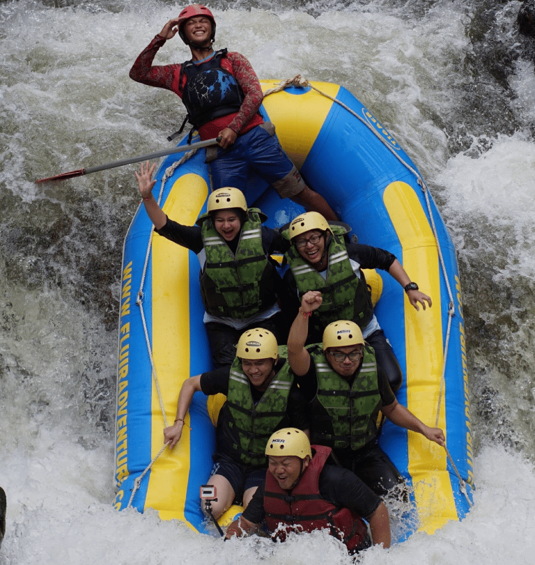 Para peserta saat melakukan kegiatan arung jeram pangalengan bersama fluir adventure diatas perahu kuning biru