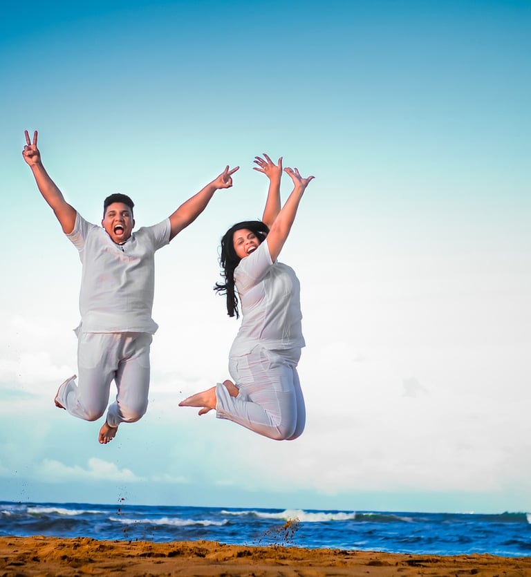 to personer som hopper og er glad