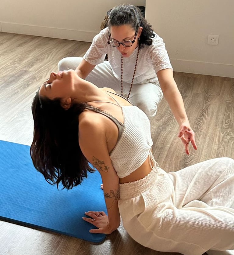 Participants allonges pendant une seance collective de Yatra Kundalini Activation a Toulouse