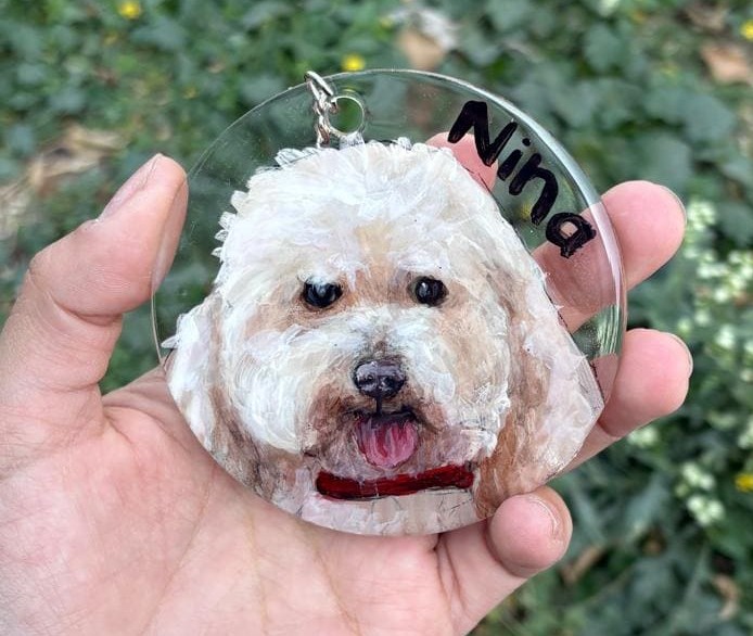 Llavero de acrílico transparente con retrato personalizado de una perrita blanca y marrón llamada Ni