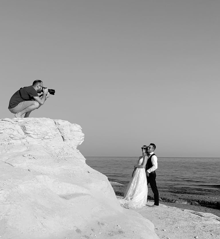 fotografo in azione al mare con due sposi