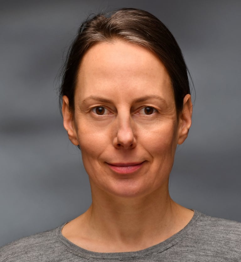 oto der Beraterin, welches eine Frau mit braunen Augen und braunen Haaren zeigt, die im mittleren Al