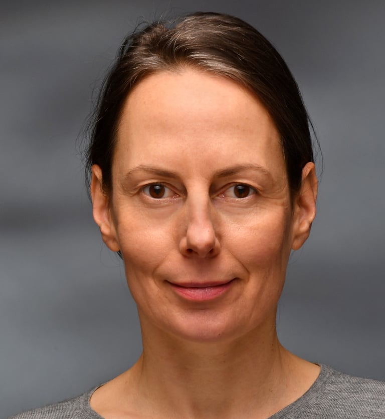 Photo of the consultant, showing a middle-aged woman with brown eyes and brown hair.