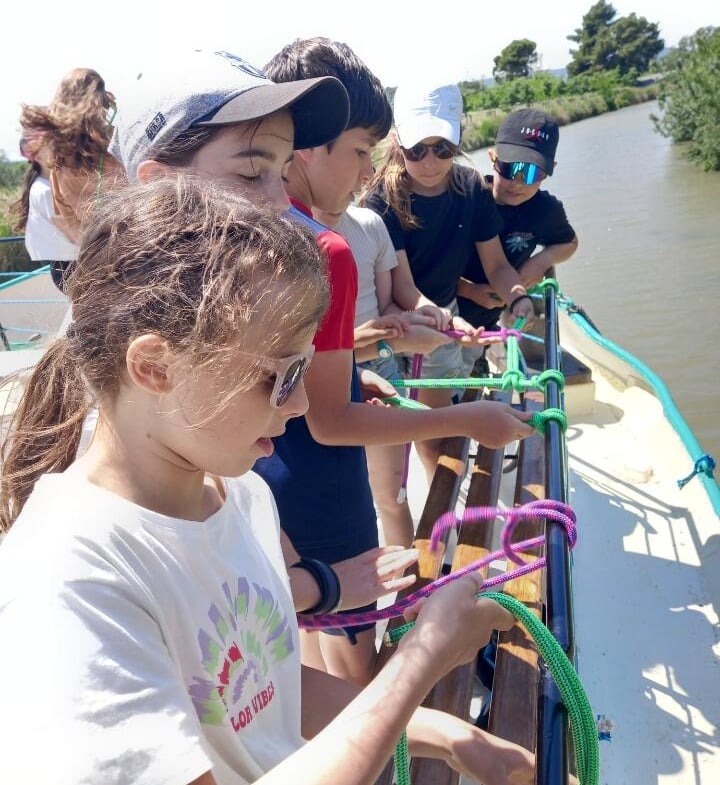 Atelier de nœuds marins pour enfants pendant la classe de découverte en péniche