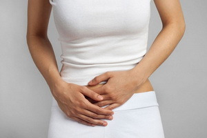 фото жінка з болем у животі