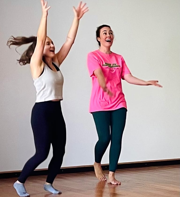 zwei Frauen, die bei einer Theater-Improvisation Spaß haben
