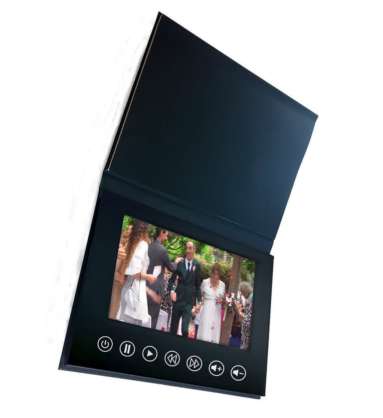 Videobox de madera artesanal para vídeo de boda HD, tecnología y tradición en un solo objeto.