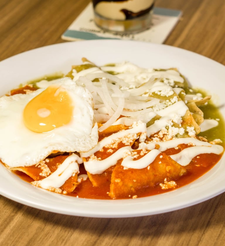 Chilaquiles divorciados con huevo estrellado tierno