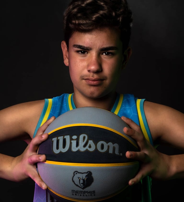 Retrato de un niño con un balón de baloncesto