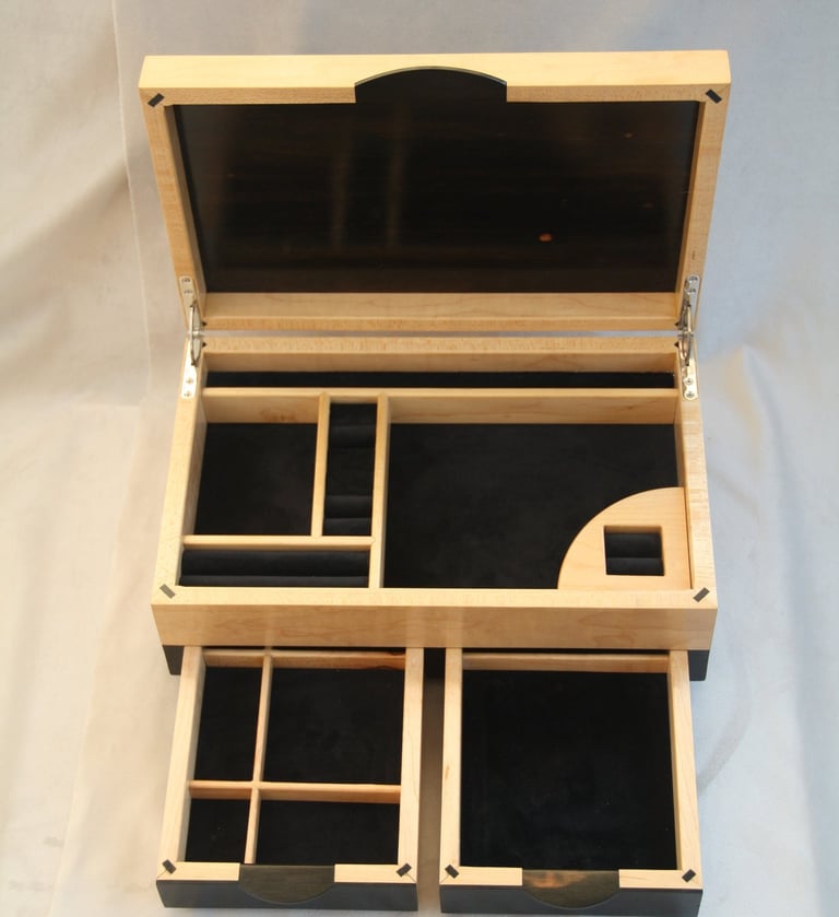 Coffret à bijoux au design intemporel, inspiré de l'Art déco. Érable flammé, ébène et velours noir.