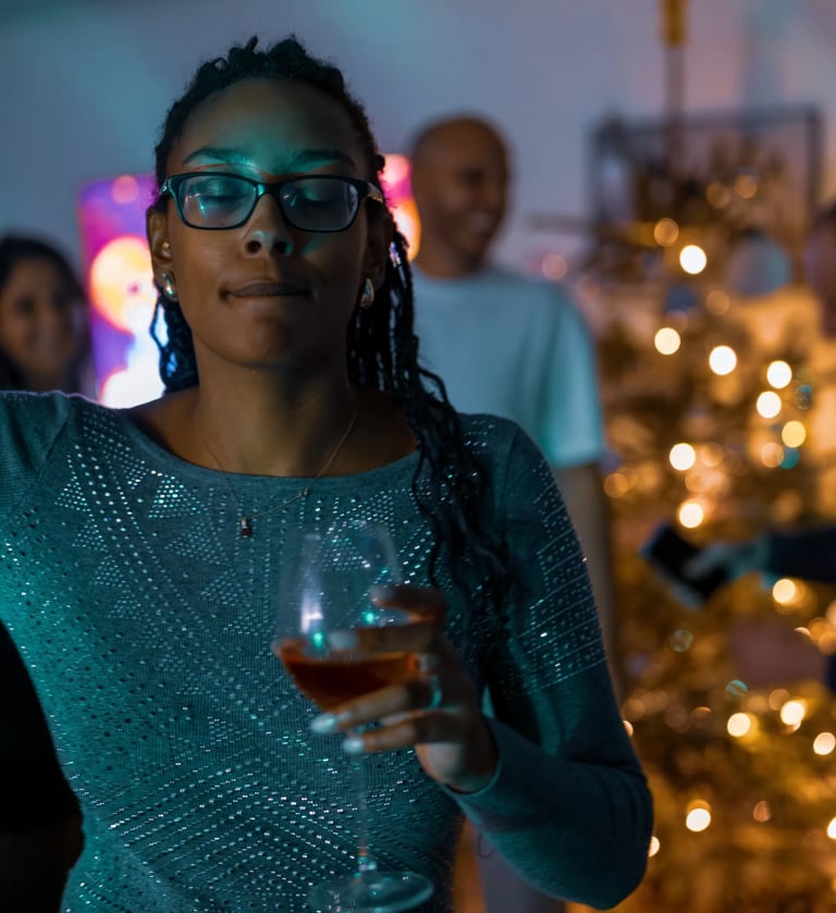 Photo d'une femme qui tient un verre de vin pour son anniversaire à Perpignan.