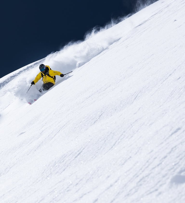 alt= "Xaver Kröll Ski Freeride Abfahrt mit viel Neuschnee am Hintertuxer Gletscher"