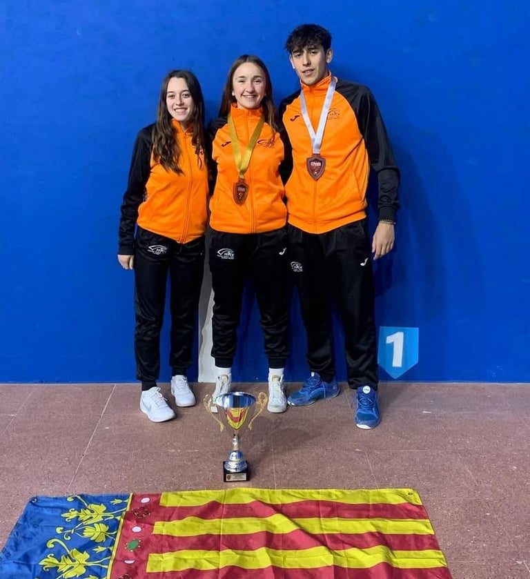 Imagen de los 3 campeones de frontenis del club valenciano de natación