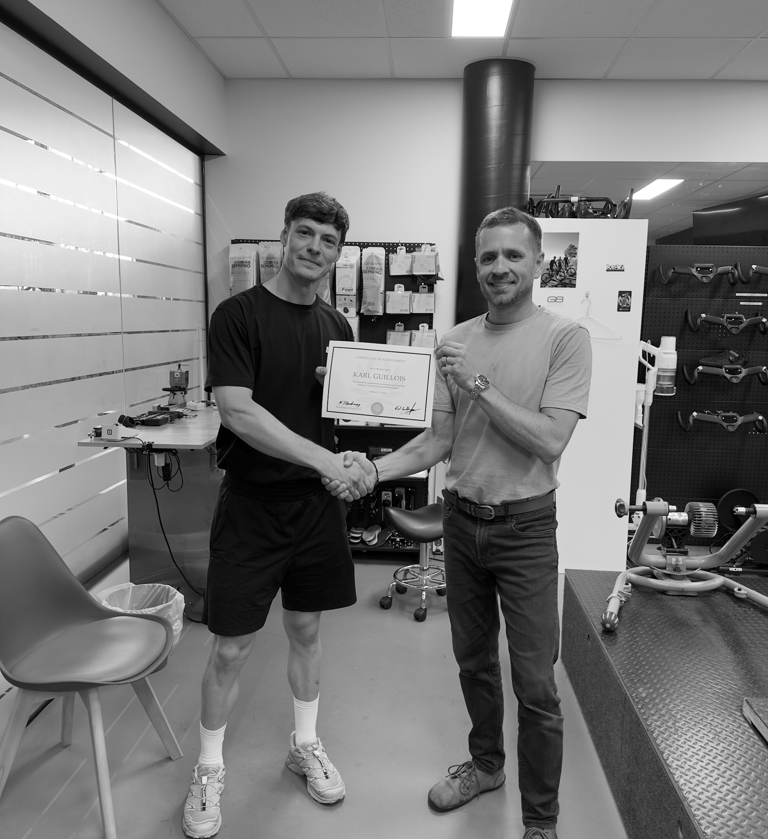 Karl Guillois recevant sa certification officielle de bike fitting clinique de Neill Stanbury