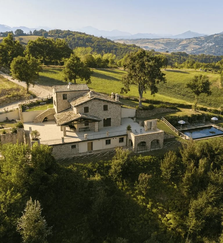 vista villa in pietra tra colline Marche