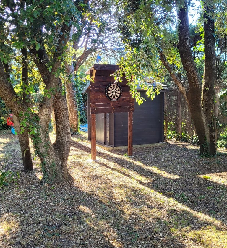 Jeux de fléchettes dans le jardin du mas de l'Enclos du Soleil le Vent en Provence