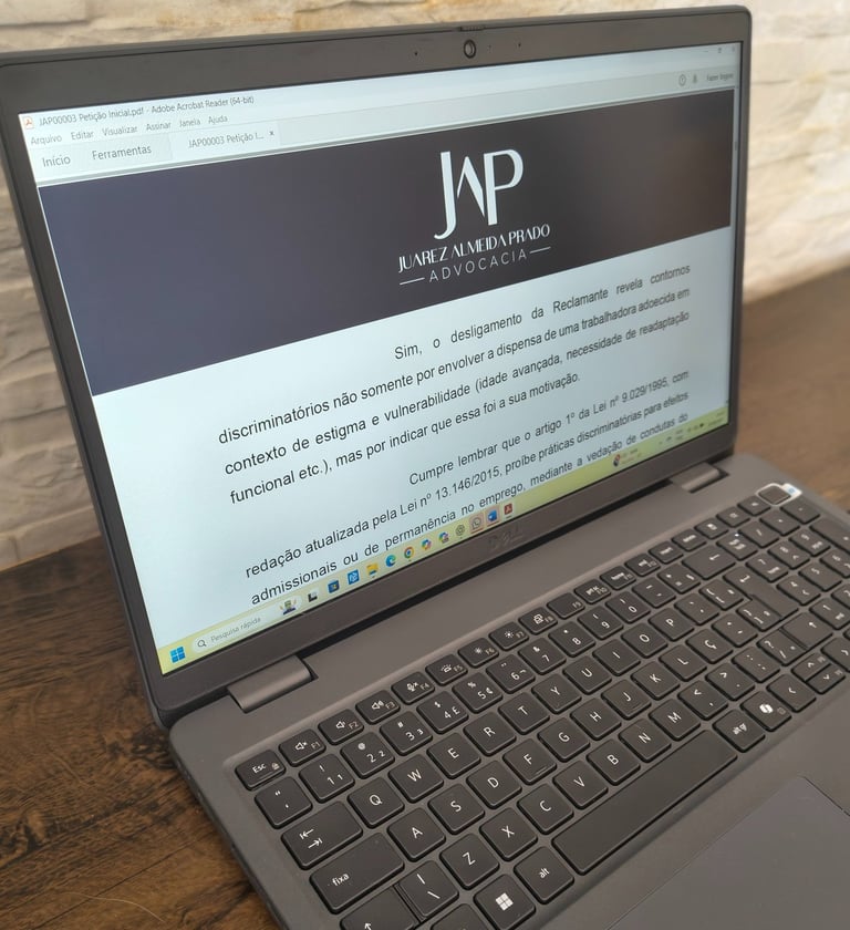 Laptop exibindo uma petição jurídica contendo o logotipo Juarez Almeida Prado Advocacial