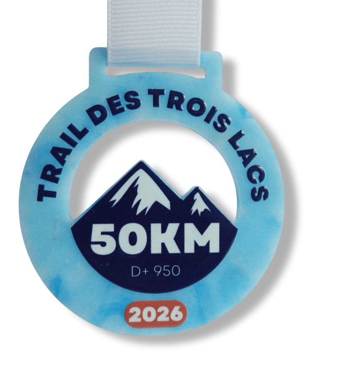 Gros plan sur une médaille de sport éco-responsable 100% en palstique recyclé