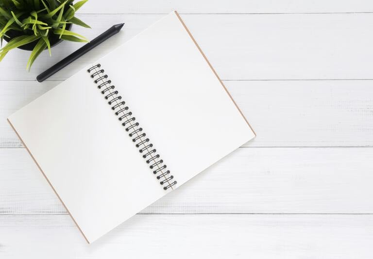 photo d'un cahier ouvert, avec ses pages blanches