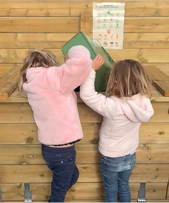 Bacs de compostage collectif au camping La Grée Penvins pour réduire les déchets organiques