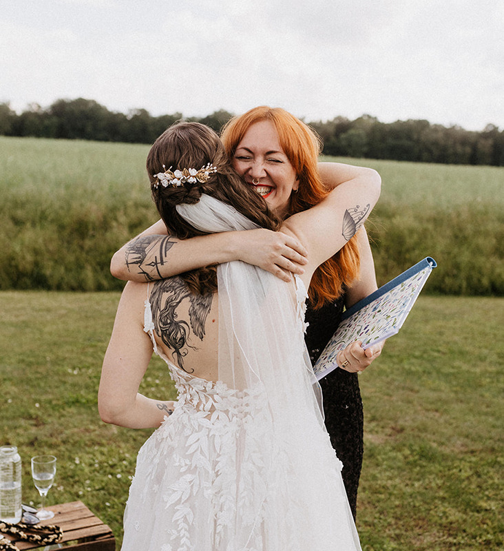 emotional fallen sich Braut und Traurednerin nach dem Ja Wort in die Arme