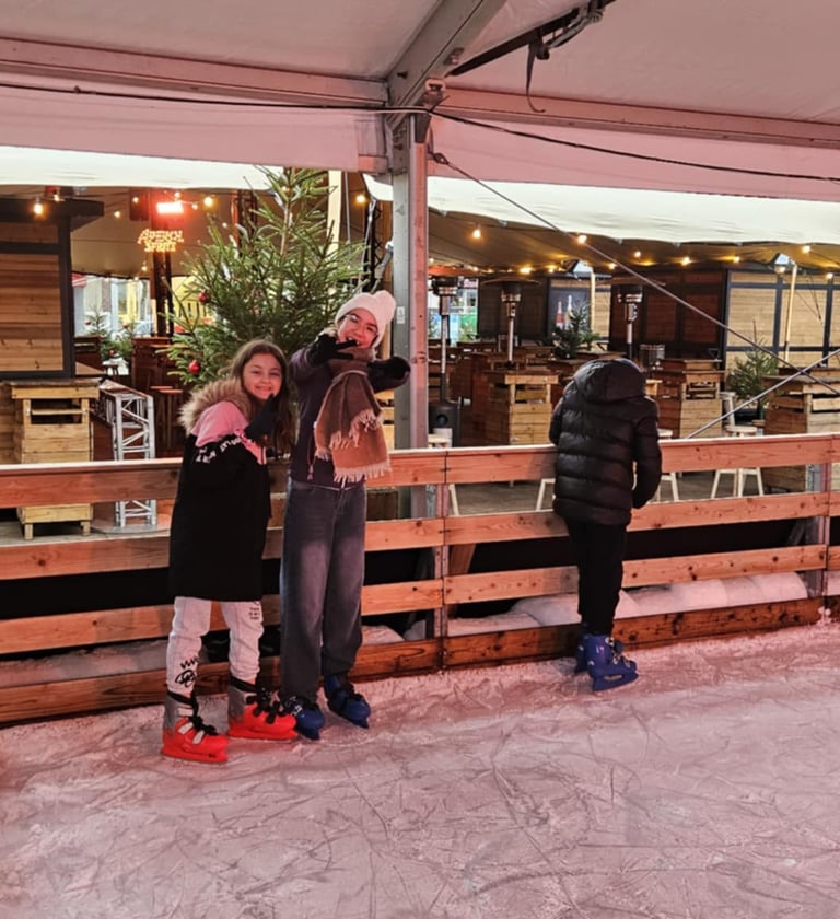 2 élèves sur la patinoire