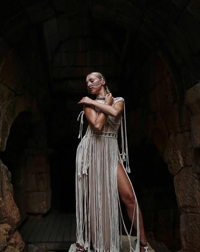 mujer modelando un vestido tejido de macramé blanco