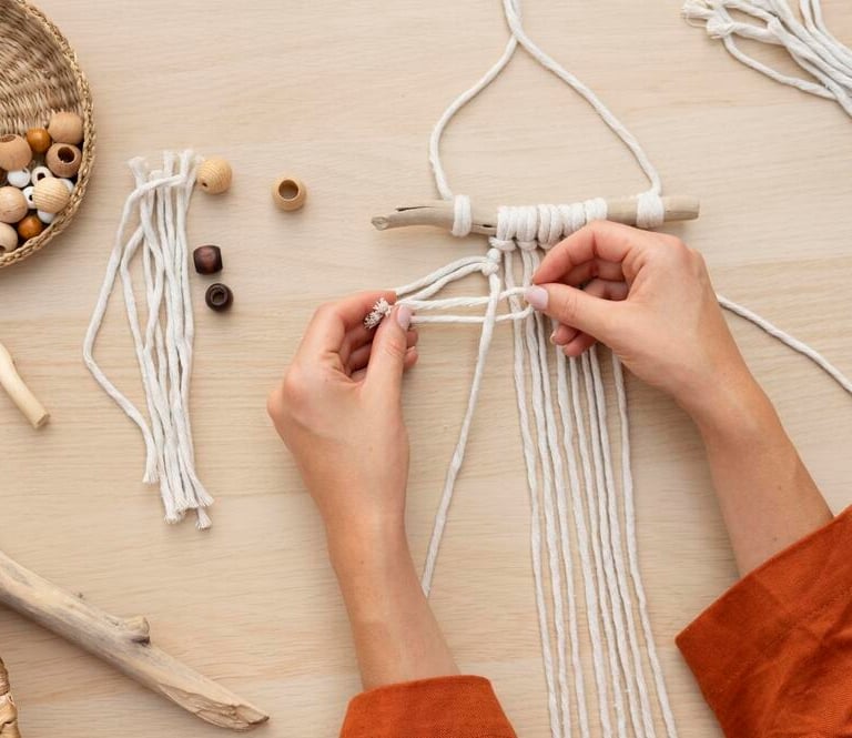 mujer creando un adorno tejido con macramé y cuentas de madera