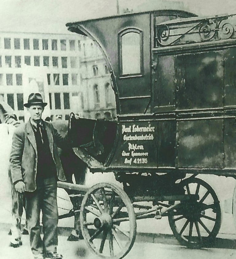 Gärtnerei früher: Alte Kutsche mit Kutscher und Pferden