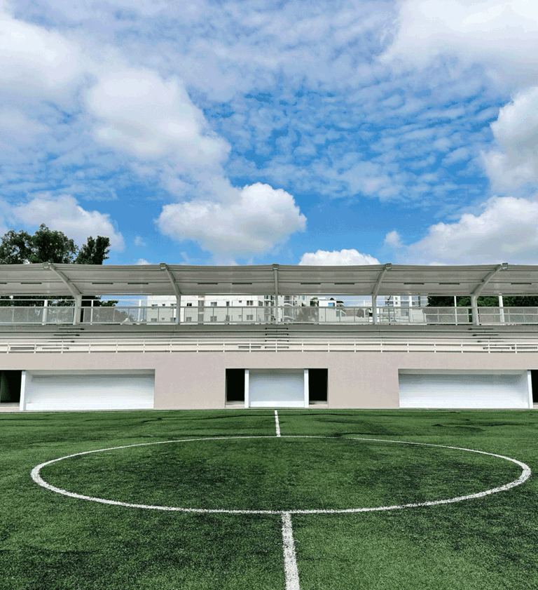  Gradas techadas frente a cancha deportiva sintética | KARÄNA