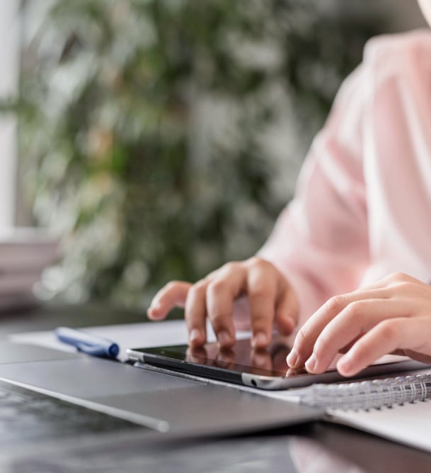 pessoa preenchendo formulário de contato