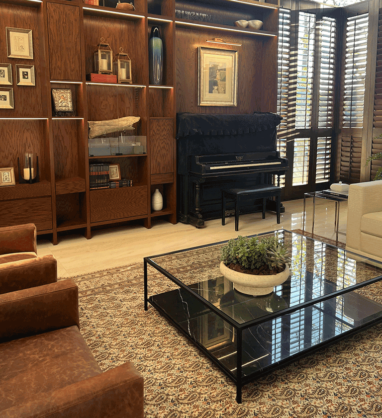 Estantería de madera con iluminación y piano decorativo | KARÄNA